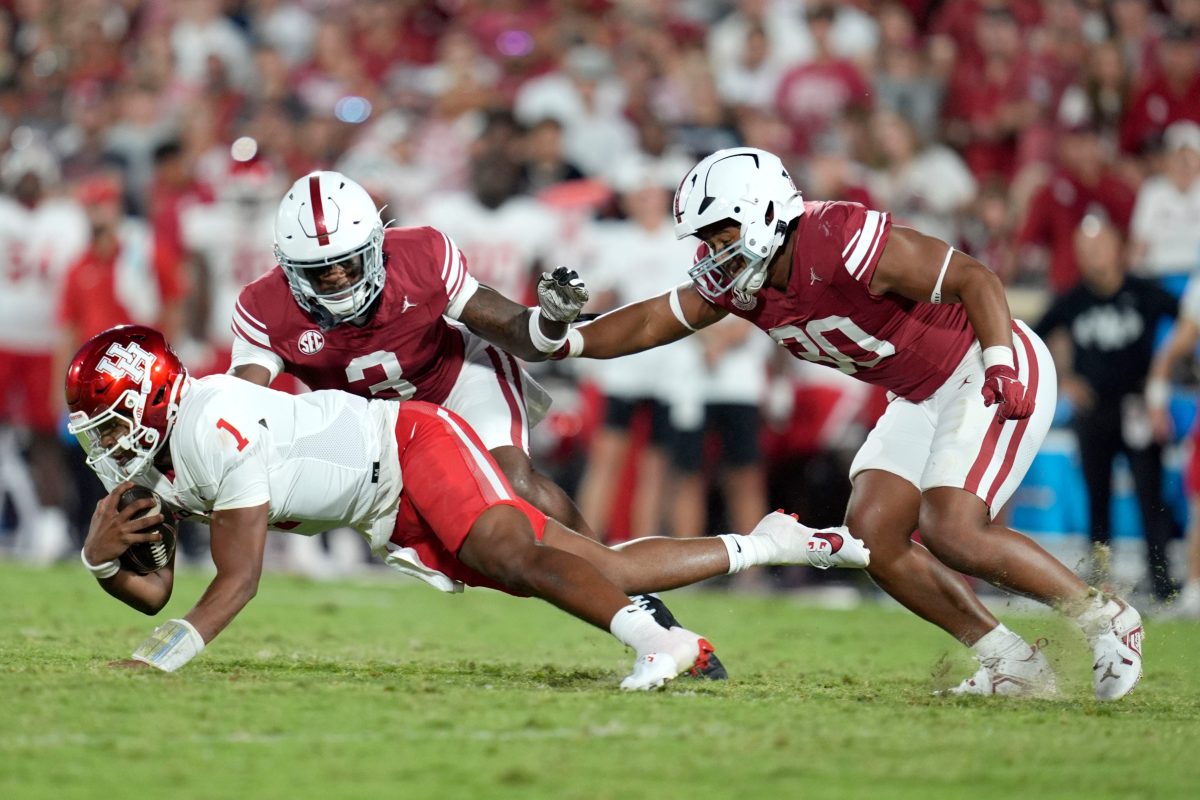 Oklahoma Sooners defensive back Robert Spears-Jennings (3) and Oklahoma Sooners defensive lineman Trace Ford (30) bring down Houston Cougars quarterback Donovan Smith (1) during a college football game between the University of Oklahoma Sooners (OU) and the Houston Cougars at Gaylord Family Ð Oklahoma Memorial Stadium in Norman, Okla., Saturday, Sept. 7, 2024.